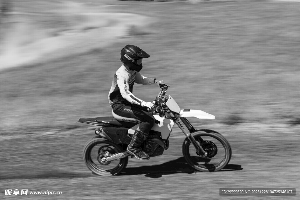 摩托车手于赛场驰骋