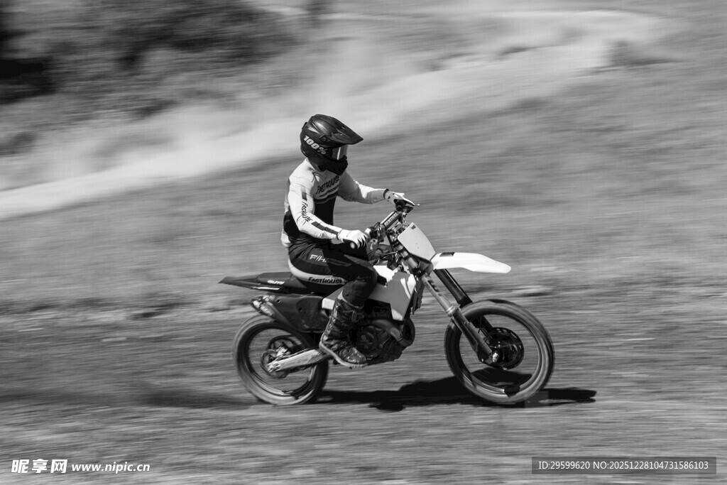 越野摩托骑手驰骋瞬间