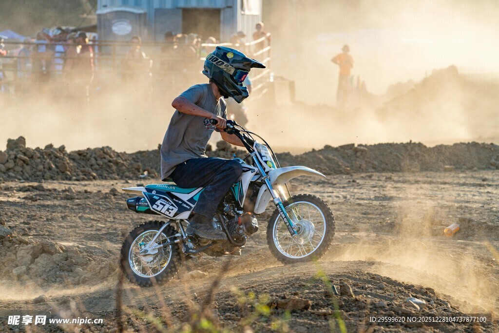 越野摩托骑手驰骋赛场