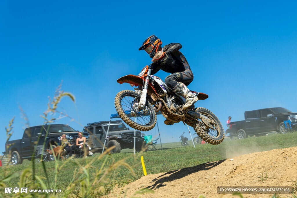 越野摩托飞跃精彩瞬间