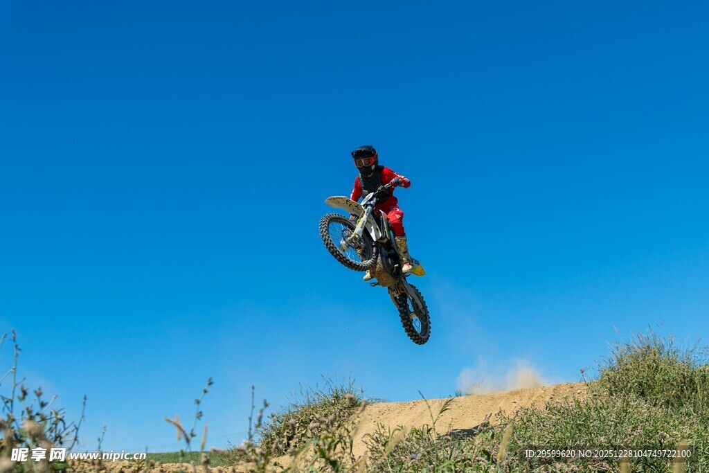 摩托骑手空中酷炫飞跃