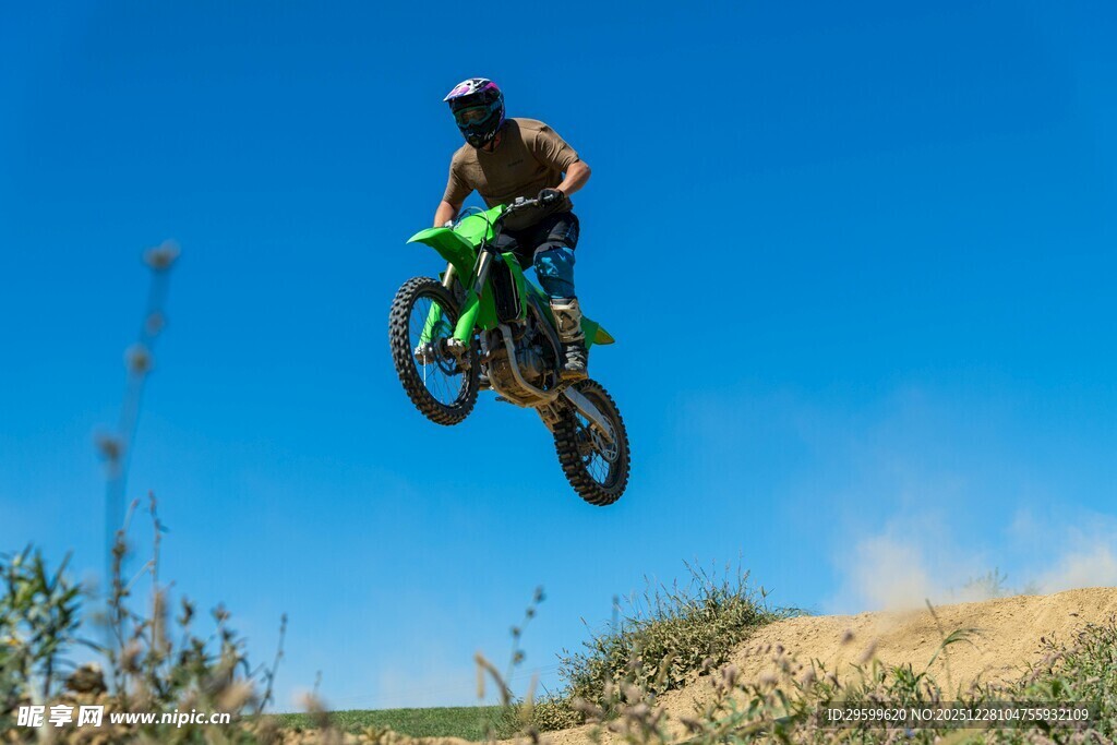 摩托骑手空中酷炫飞跃