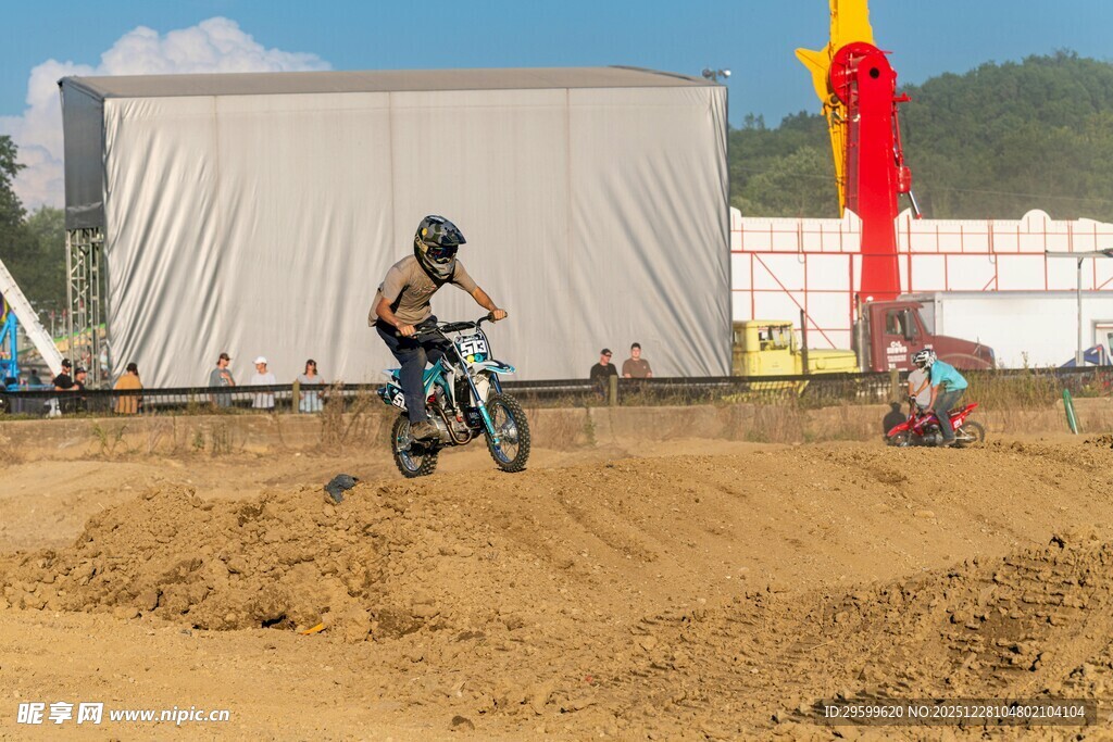 摩托车手沙地精彩飞跃