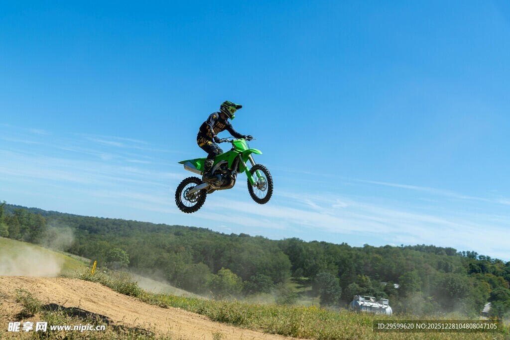 摩托骑手空中酷炫飞跃