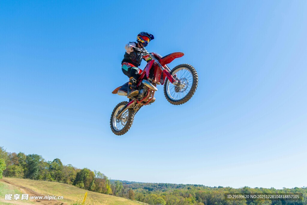 摩托车手空中炫酷飞跃