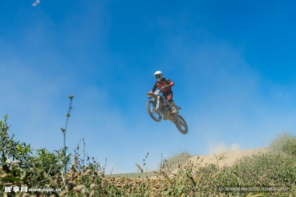 摩托骑手空中炫酷飞跃