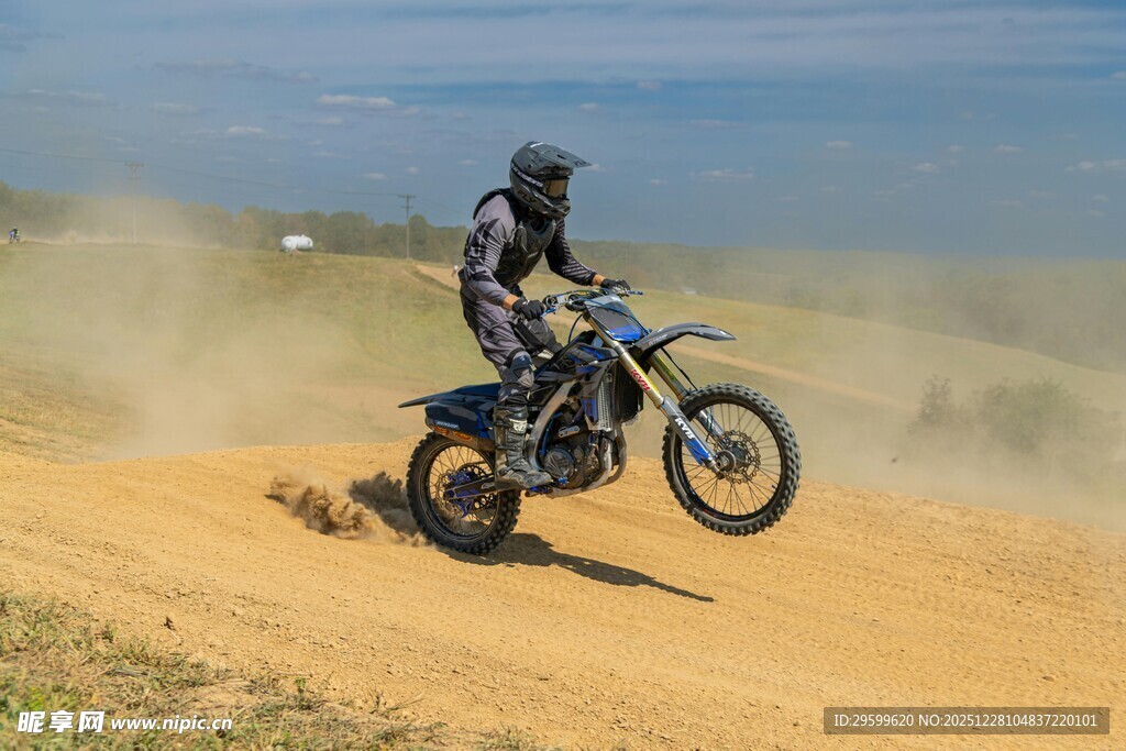 越野摩托骑手驰骋沙地