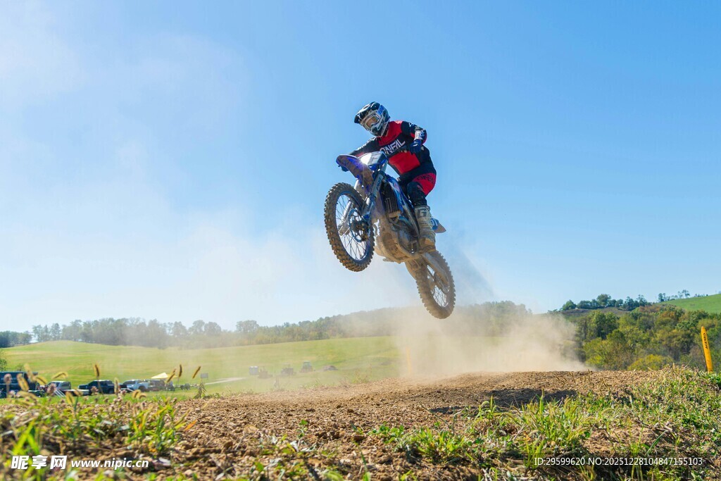 越野摩托飞跃精彩瞬间