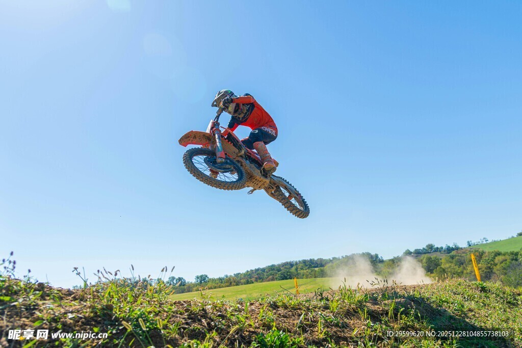 摩托骑手空中炫酷飞跃