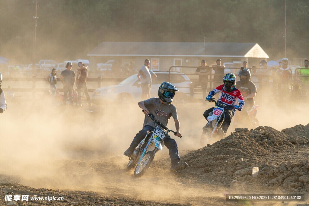 越野摩托赛激烈角逐瞬间