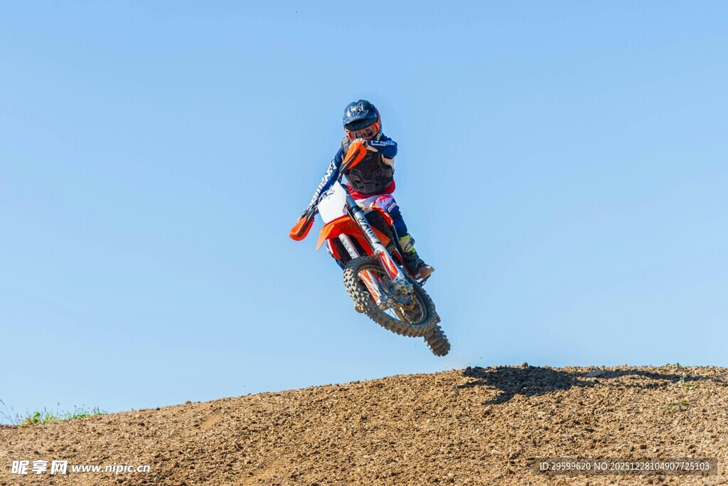 摩托骑手空中飞跃瞬间