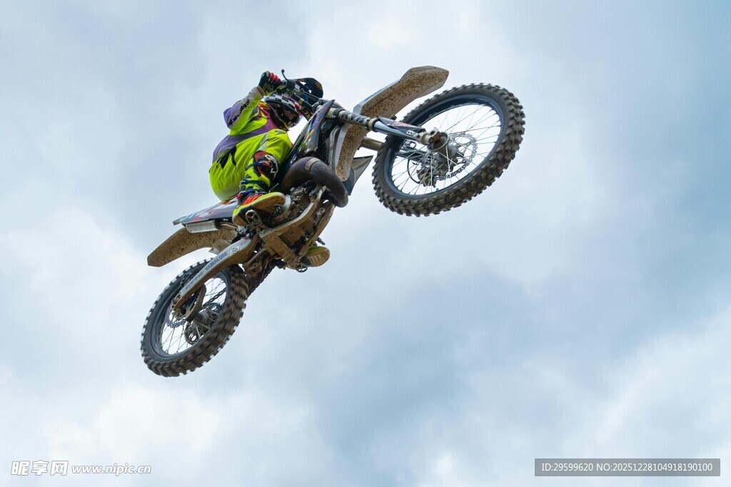 摩托骑手空中精彩飞跃
