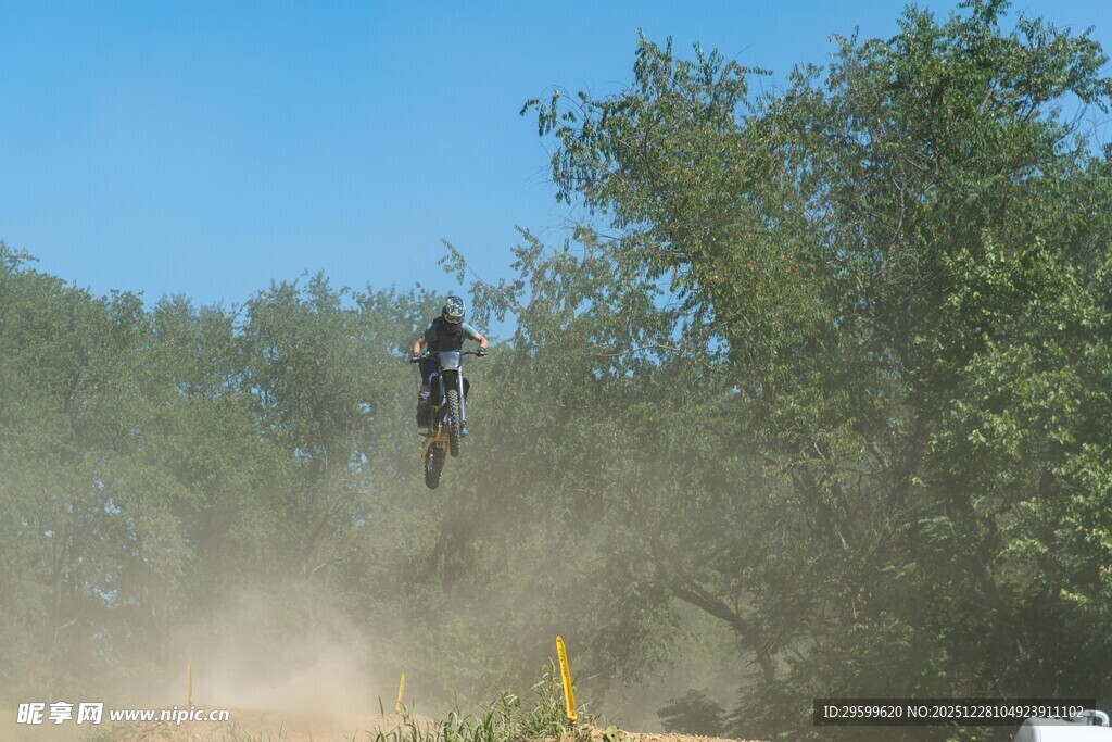 摩托车手空中飞跃瞬间