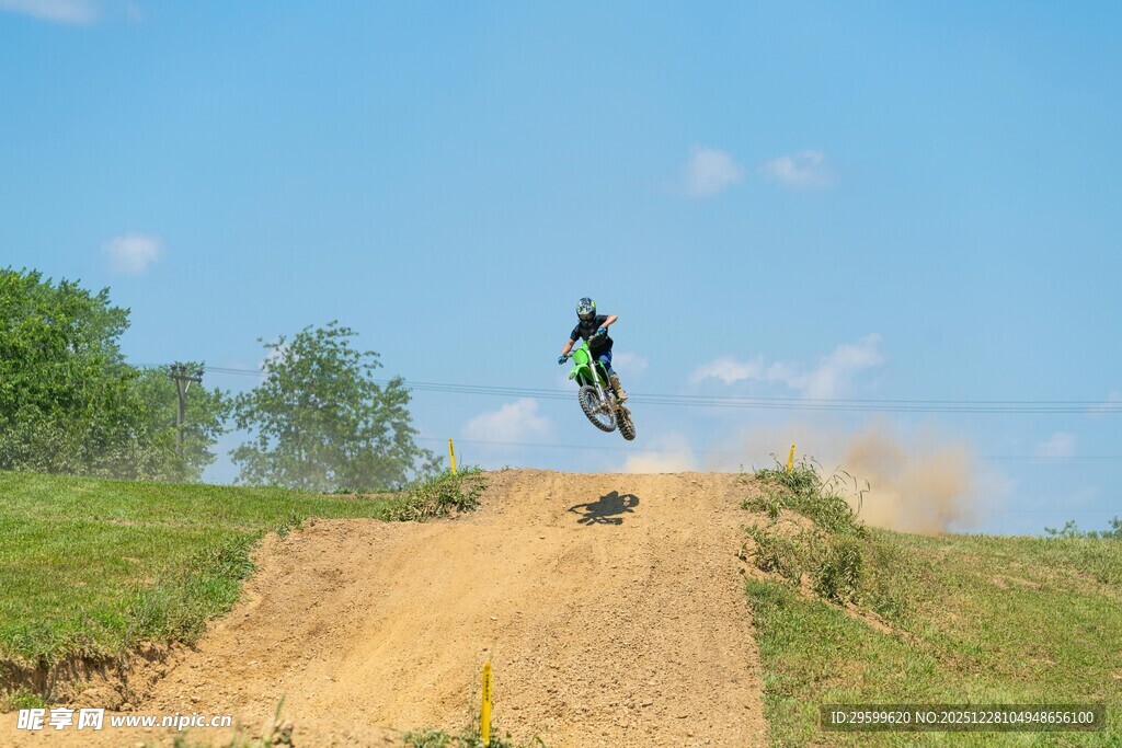 越野摩托空中飞跃瞬间