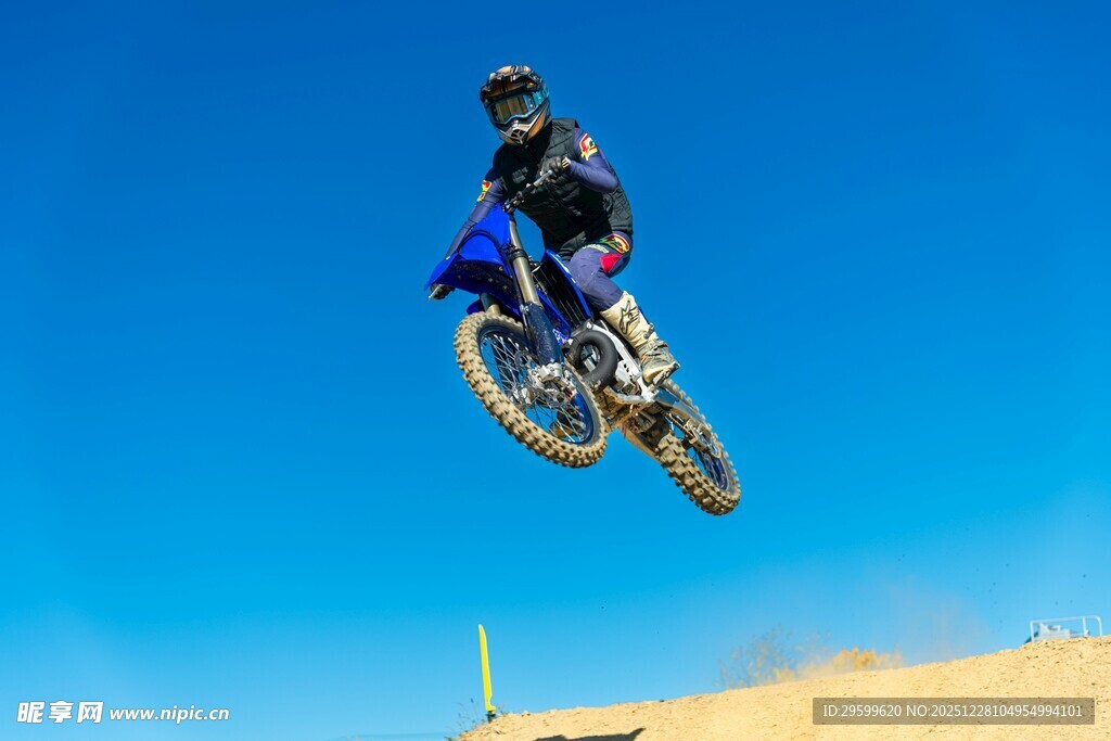 摩托车手空中酷炫飞跃