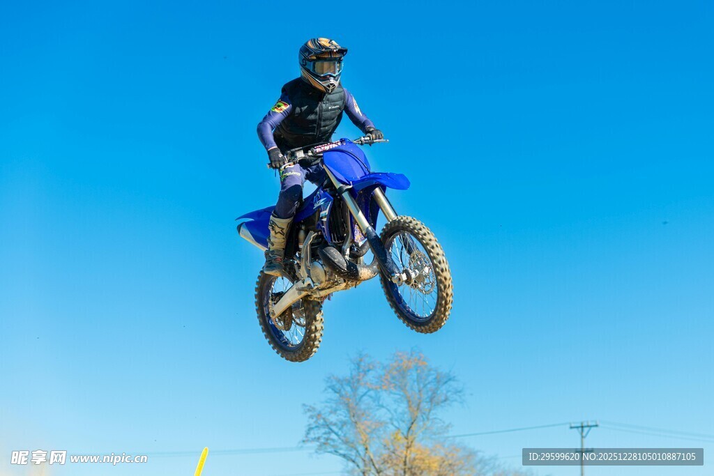 摩托车手空中炫酷飞跃
