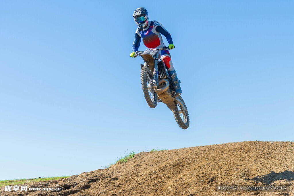 摩托骑手空中炫酷飞跃