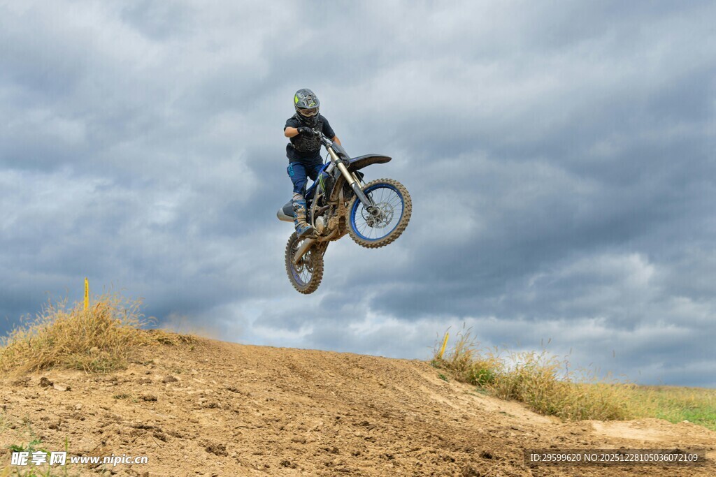 摩托越野飞跃瞬间