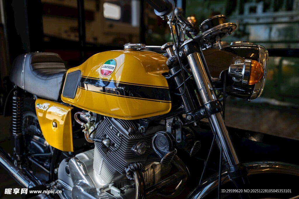 复古黄色摩托车特写