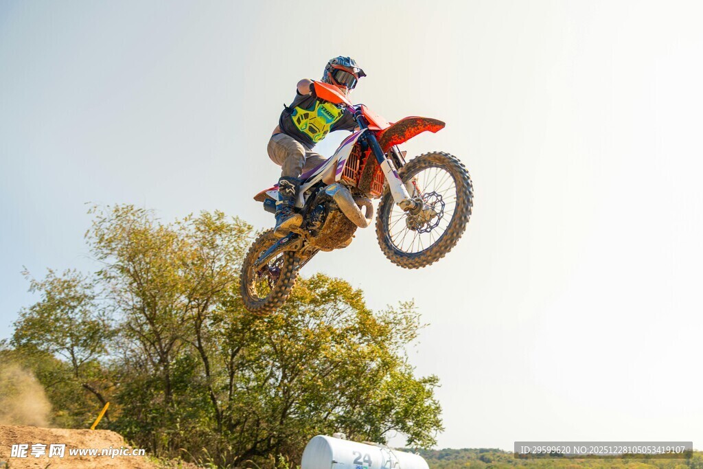 摩托骑手空中炫酷飞跃