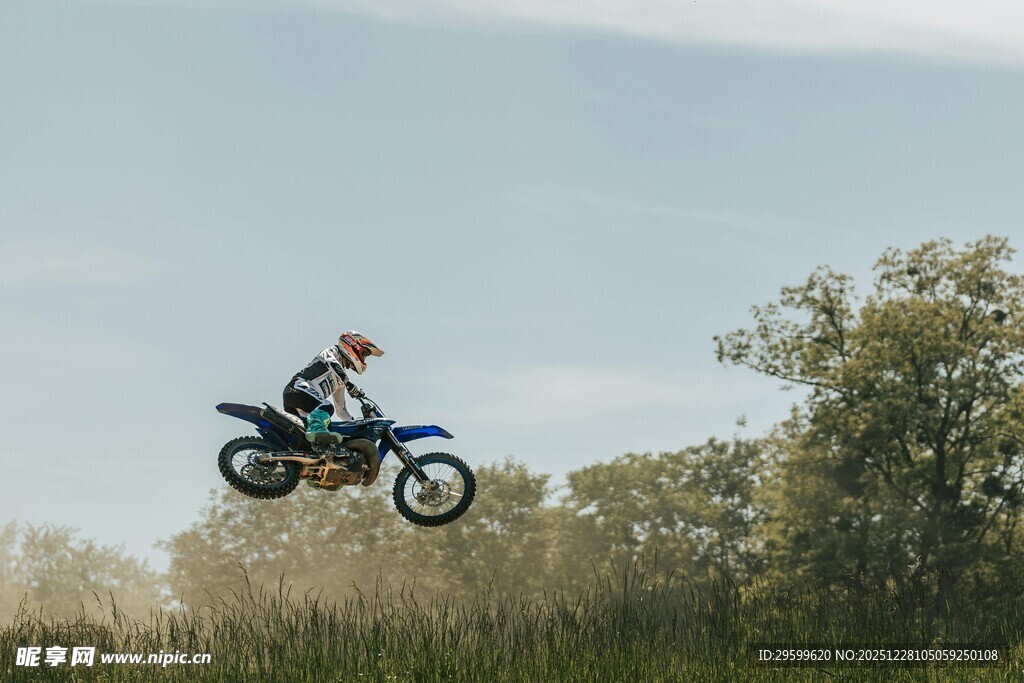 越野摩托空中飞跃瞬间
