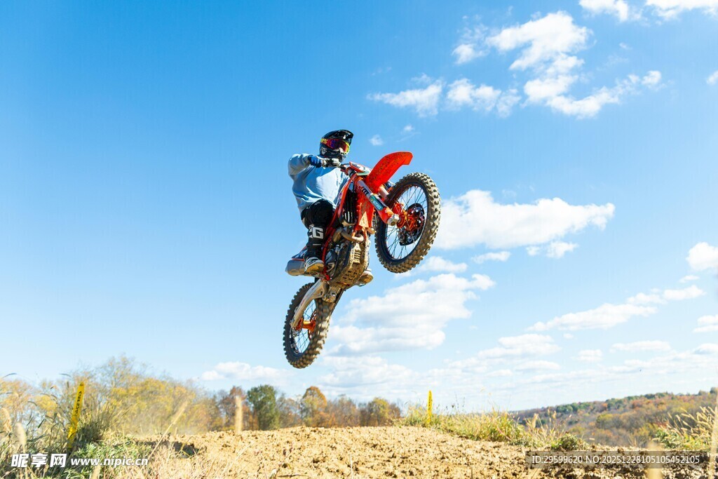 摩托骑手空中炫酷飞跃