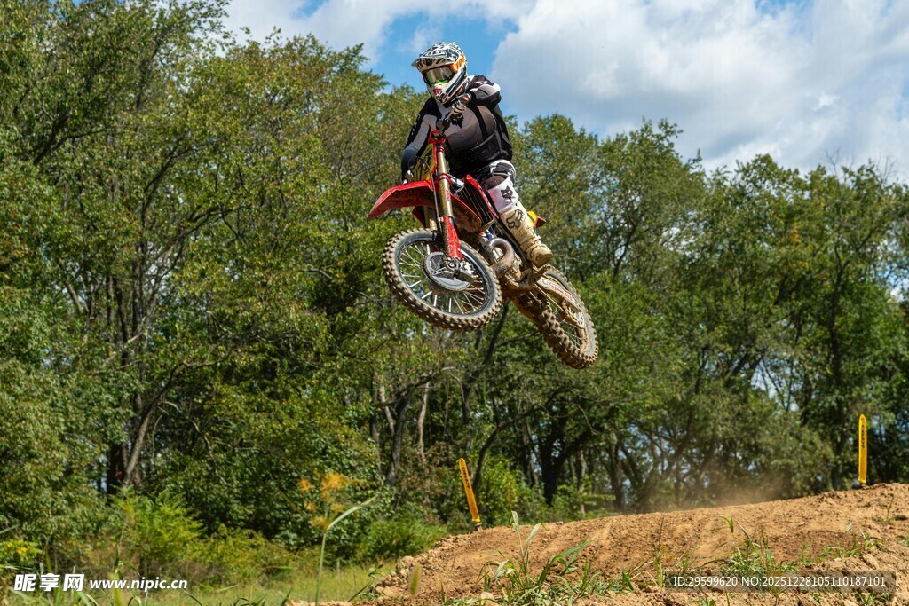 摩托骑手空中酷炫飞跃