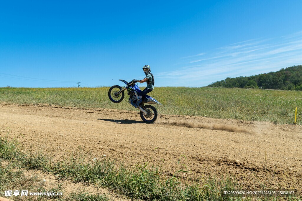越野摩托骑手驰骋田野间