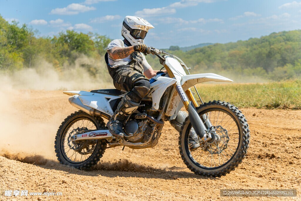 越野摩托骑手驰骋赛场