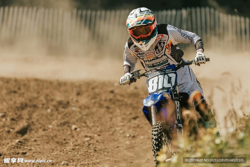 越野摩托选手驰骋赛场