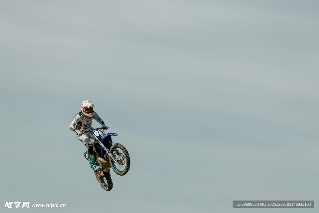 摩托车手空中特技瞬间