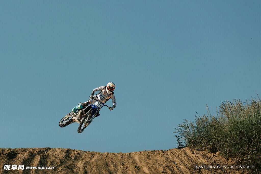 摩托骑手空中酷炫飞跃
