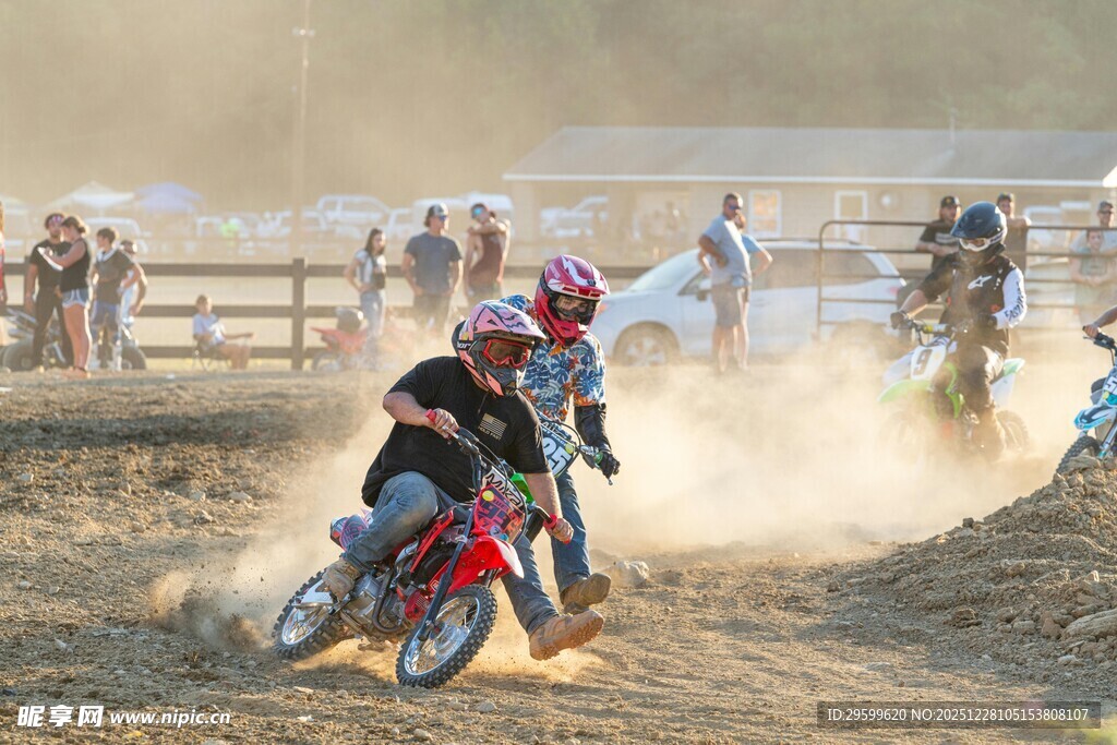 越野摩托车赛场激烈角逐