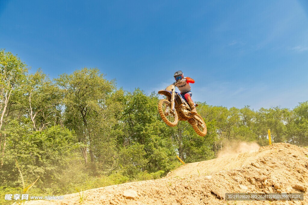 越野摩托飞跃瞬间