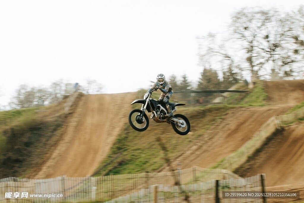 摩托车手空中飞跃精彩瞬间