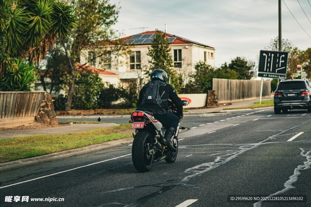 公路上的摩托车骑行者