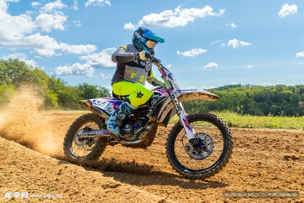 越野摩托赛手驰骋赛场