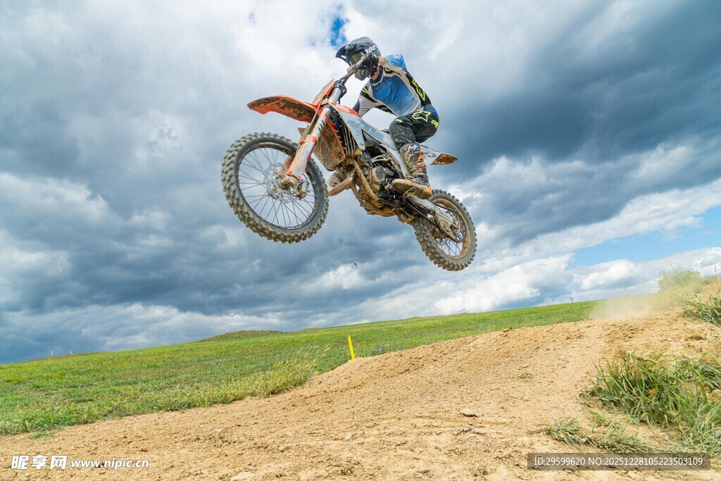 越野摩托空中飞跃瞬间