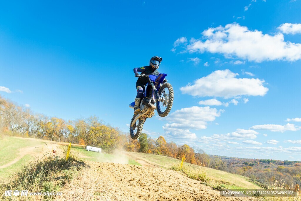 越野摩托空中飞跃瞬间