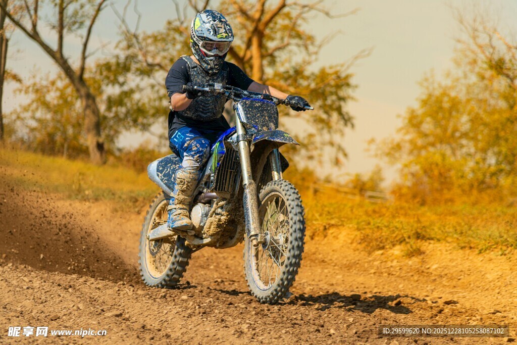 越野摩托骑手驰骋荒野