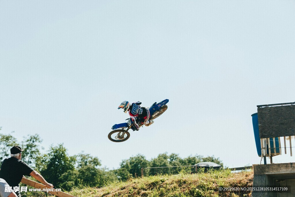摩托特技飞跃瞬间