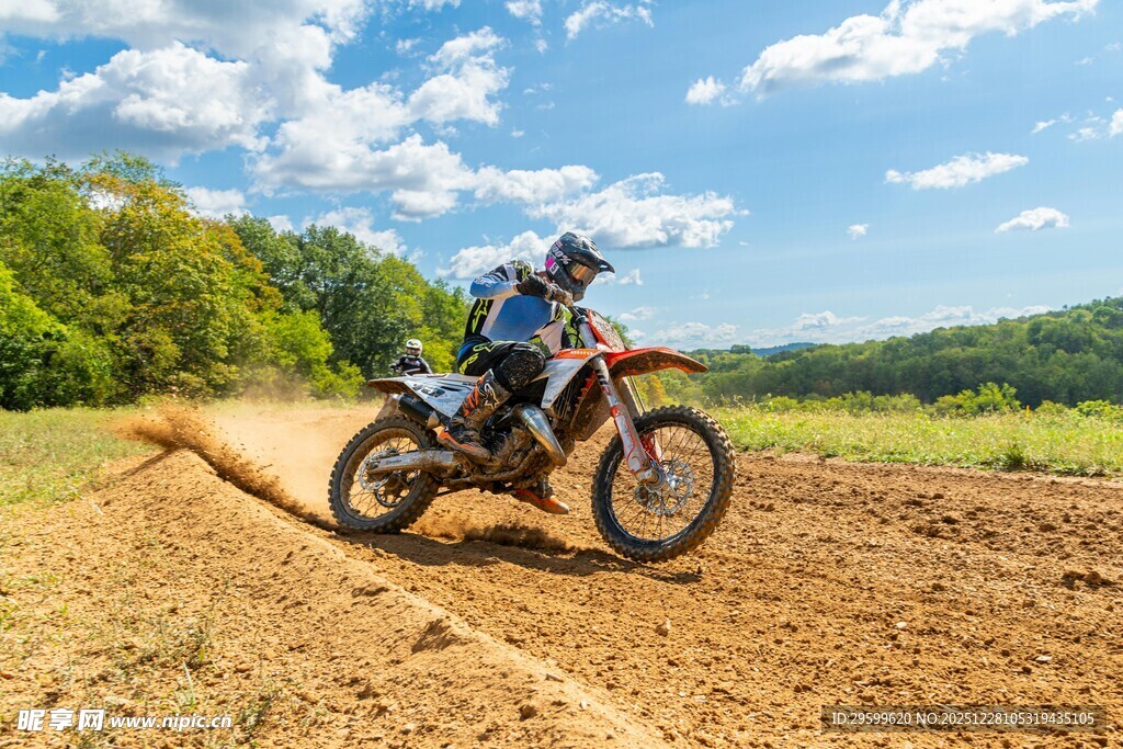 越野摩托驰骋于田野间