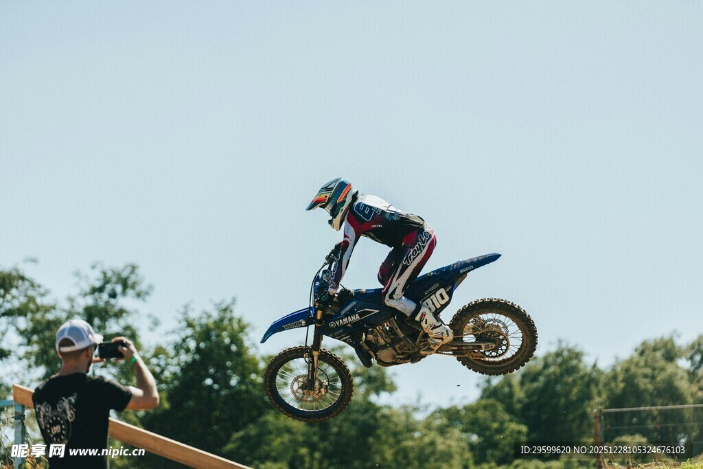 摩托车手空中炫酷特技表演