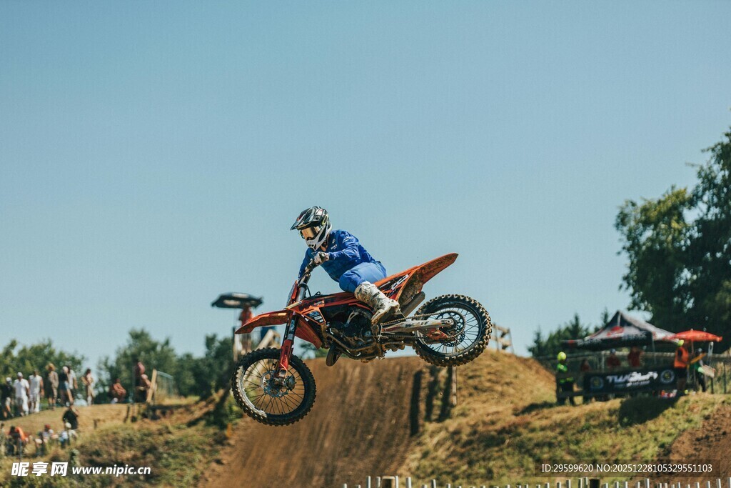 越野摩托飞跃精彩瞬间