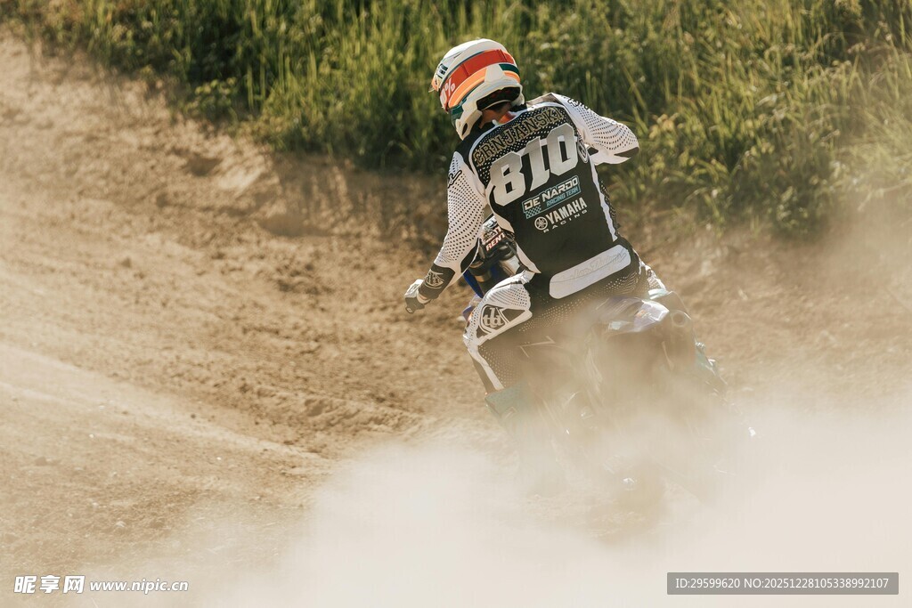 越野摩托骑手驰骋山间