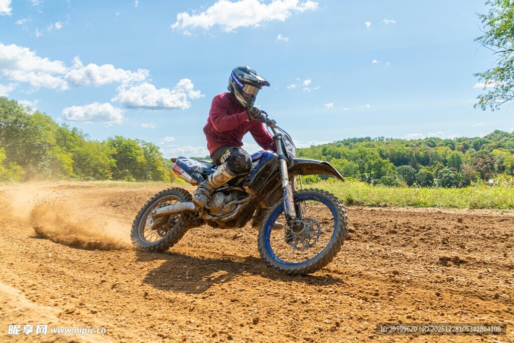 越野摩托驰骋于田野间