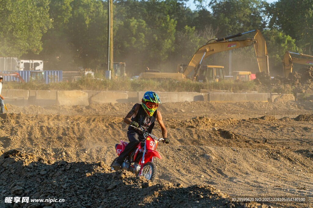 越野摩托手驰骋泥泞赛场