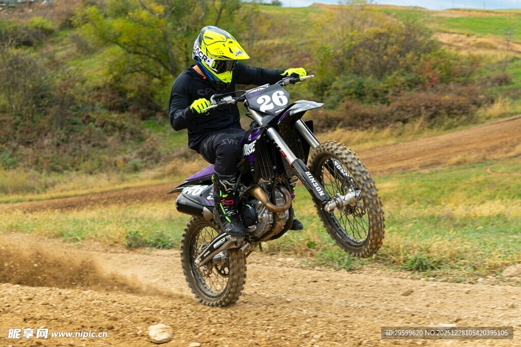 越野摩托骑手飞跃瞬间