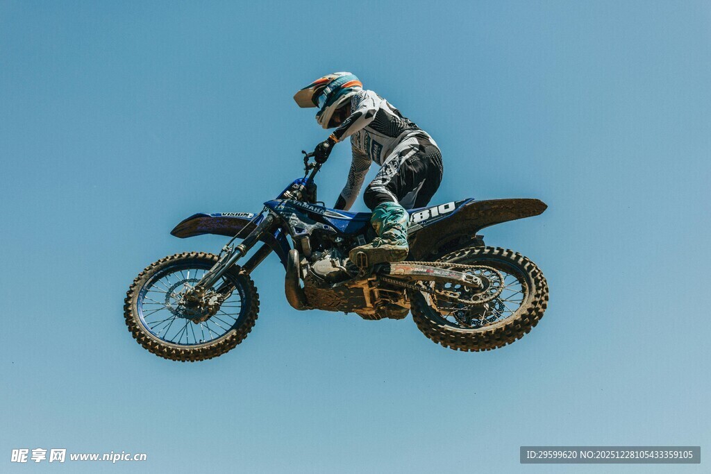 摩托车手空中炫酷飞跃