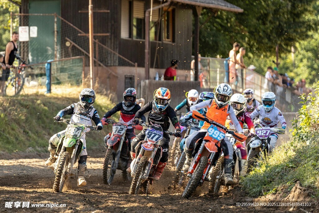 越野摩托比赛激烈瞬间